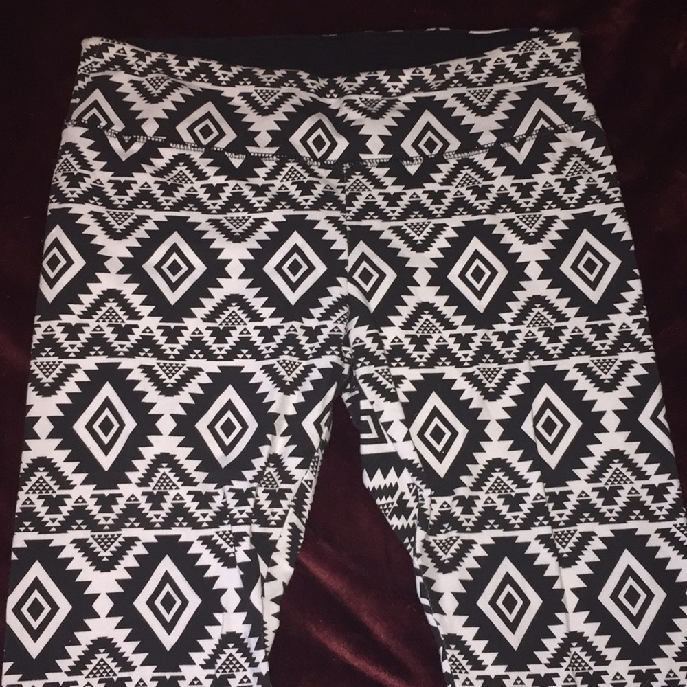 NEW black and white print leggings